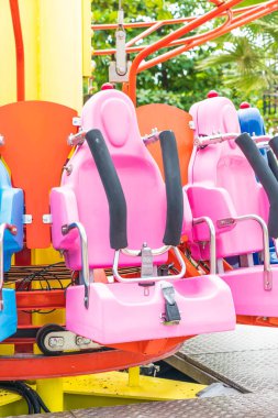 Renkli lunapark treni koltuk eğlence parkı 
