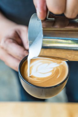 Barista tarafından latte sanat yapma