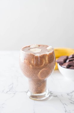 Çikolatalı muzlu milkshake