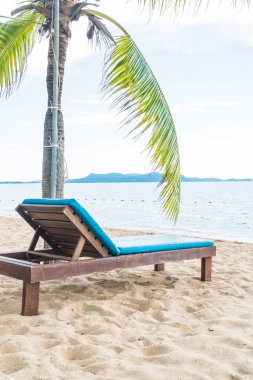 Tayland Pattaya Beach sandalye, palmiye ve tropikal plaj