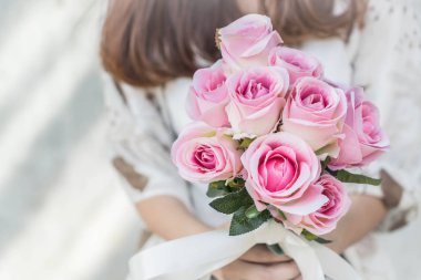 Çiçek buketi holding eller