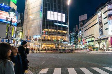 Tokyo, Japonya, 17 Kasım 2016: Shibuya Crossing, şehir sokak ile