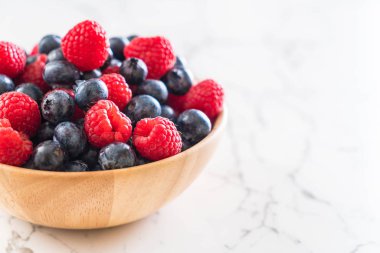 taze yaban mersini ve rasberry 