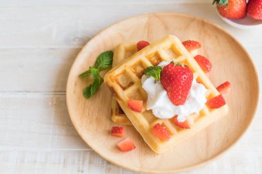 ahşap üzerine çilek ile waffle