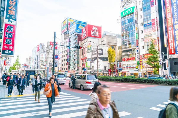Tokyo, Japonya - 2016 Kasım 17: Shinjuku Tokyo'nın busine biridir