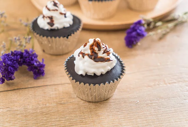 Bolo copo de chocolate com chantilly — Fotografia de Stock