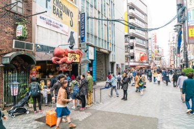 Osaka, Japonya - 19 Kasım 2016: Bir grup insan shopp için yürüyüş