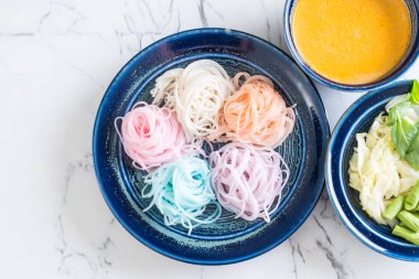 erişte ile balık köri sos ve sebze