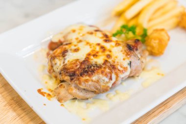 tavuk ve domuz eti biftek