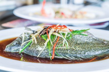 Soya soslu yeşim levrek buğulama