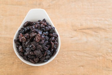 kabın içinde siyah kuru üzüm