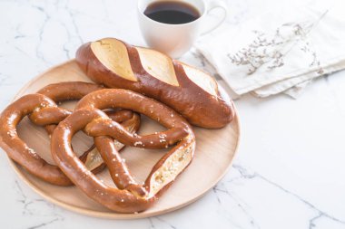 tuzlu kraker ve düz laugan ekmek 