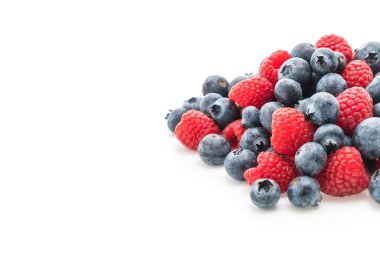 taze yaban mersini ve rasberry beyaz