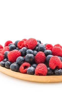 taze yaban mersini ve rasberry beyaz