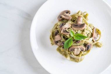 Mantarlı ıspanak fettuccine