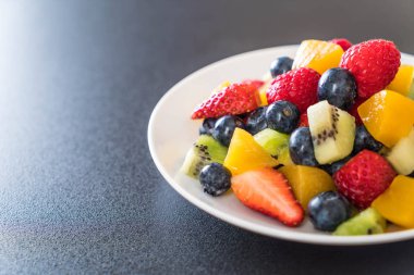 karışık taze meyve (çilek, ahududu, yaban mersini, kivi, mang