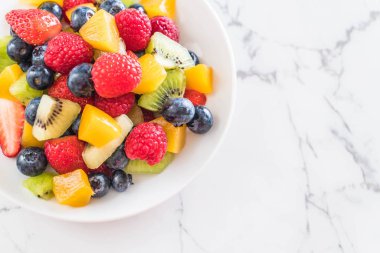 karışık taze meyve (çilek, ahududu, yaban mersini, kivi, mang