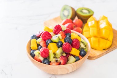 karışık taze meyve (çilek, ahududu, yaban mersini, kivi, mang