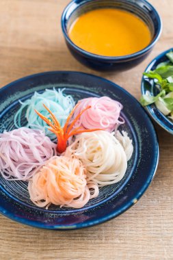 erişte ile balık köri sos ve sebze