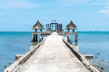 Deniz kumsalda köşk