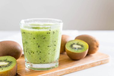 Sağlıklı taze kivi smoothie cam