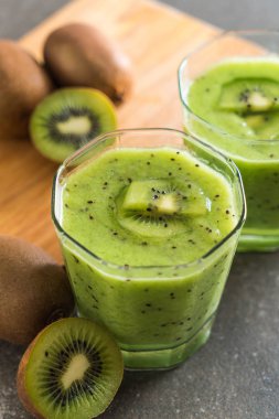 Sağlıklı taze kivi smoothie cam