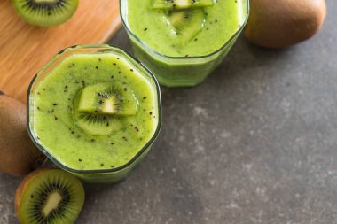Sağlıklı taze kivi smoothie cam