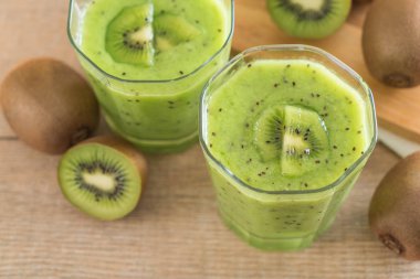 Sağlıklı taze kivi smoothie cam