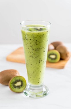 Sağlıklı taze kivi smoothie cam