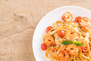 Spagetti karides, domates, fesleğen ve peynir ile 