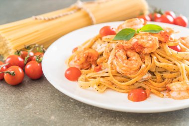Spagetti karides, domates, fesleğen ve peynir ile 