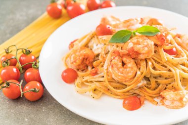 Spagetti karides, domates, fesleğen ve peynir ile 