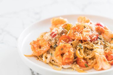 Spagetti karides, domates, fesleğen ve peynir ile 