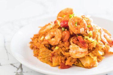 Kore baharatlı sos ve karides kızarmış pilav