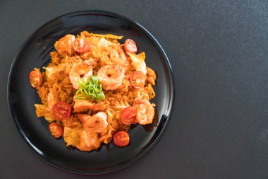 Kore baharatlı sos ve karides kızarmış pilav