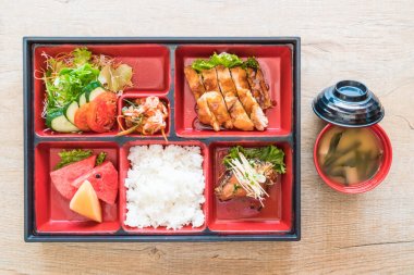 Teriyaki tavuk bento koymak