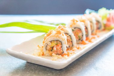 suşi roll maki tempura