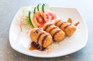 Kızarmış patates Tonkatsu sos ile