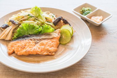 sebze ile kızarmış som balığı biftek