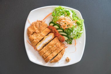 sebze soslu kızarmış pirzola domuz eti