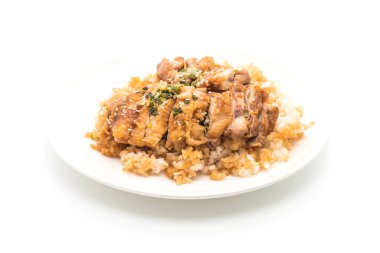 Teriyaki tavuk tepesinde pirinç 