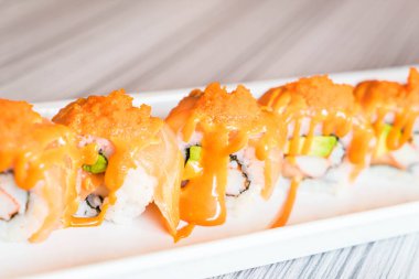 Somon suşi roll