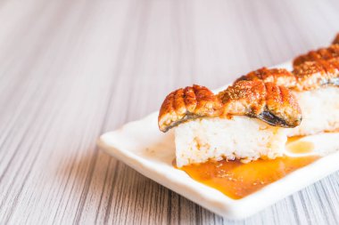 yılan balığı (unagi suşi)