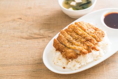 tepesinde pirinç (tonkatsu) ile miso çorbası kızarmış domuz eti