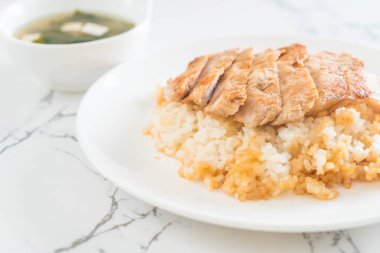 Teriyaki domuz miso çorbası ile tepesinde pirinç