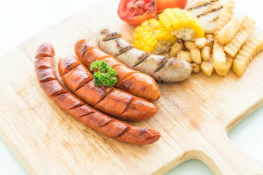 ızgara sosis mix sebze ve patates kızartması ile