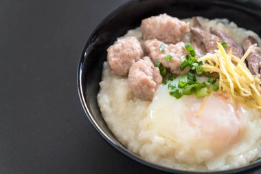 domuz eti ve yumurta ile pirinç lapası