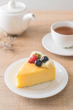 peynirli kek çilek ve yaban mersini