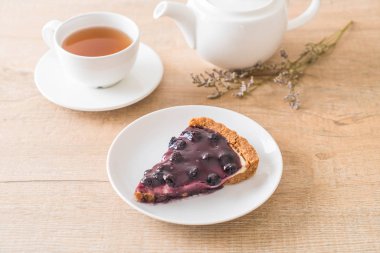 böğürtlenli turta çay ile