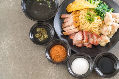 Yumurta noodle kırmızı kızarmış domuz, gevrek domuz eti, köfte ve çorba ile 